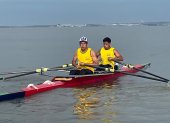 Manuel Ante (i) y Víctor Acuña, remaron por Samborondón y ganaron la primera edición de la regata Durán Posorja.