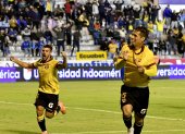 Valiente y Rivero festejan el gol de la victoria que le dio a Barcelona SC frente a Macará en Ambato.