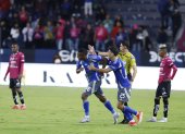 Cristian Valencia (i) con un potente remate le dio el triunfo a Emelec.