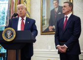 El presidente estadounidense, Donald Trump (i), habla antes de juramentar al exsenador David Perdue como embajador de Estados Unidos en China.