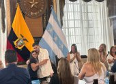 Blanca López recibe un abrazo de Aquiles Álvarez, tras la nominación de Tatiana Coronel como nueva vicealcaldesa.