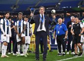 Doha (Qatar), 14/12/2024.- Head coach Guillermo Almada of CF Pachuca celebrates with the FIFA Challenger Cup trophy after winning their match agaubst Al Ahly FC, part of the FIFA Intercontinental Cup 2024 in Doha, Qatar, 14 December 2024. (Catar) EFE/EPA/NOUSHAD THEKKAYIL