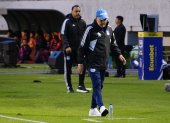 Jorge Célico con el ánimo abajo luego de que su equipo tuvo dos expulsados.