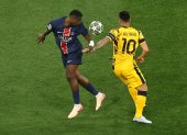 Munich (Germany), 31/05/2025.- Willian Pacho (L) of PSG in action against Lautaro Martinez of Inter during the UEFA Champions League final between Paris Saint-Germain and Internazionale Milano in Munich, Germany 31 May 2025. (Liga de Campeones, Alemania) EFE/EPA/FRIEDEMANN VOGEL