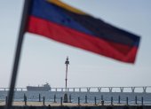 Fotografía de un barco que transporta petróleo en Maracaibo (Venezuela).