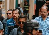 El gerente de la empresa municipal Segura, Álex Anchundia (izquierda), y el ministro del Interior, John Reimberg, recorrieron la Estación de Acción Segura (EAS) de la plaza del Centenario.