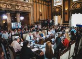 Concejales sesionan en el Salón de la Ciudad, en el Palacio Municipal.