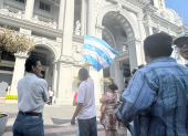 Ciudadanos permanecen en los exteriores del Municipio de Guayaquil durante el allanamiento ejecutado por la Fiscalía, en el marco de una investigación por presunta falsificación de documentos.
