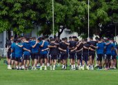 La imagen del último entrenamiento de Emelec, fue abrazados para una oración.