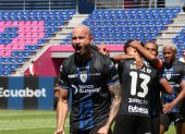 Carlos González (i) es el nuevo grito de gol de los rayados.