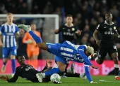 Moisés Caicedo (piso) en el partido entre Chelsea y Brighton, en la Premier League.