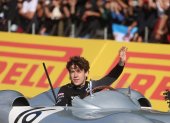 El piloto argentino de Fórmula Uno, Franco Colapinto, conduce un monoplaza Mercedes Benz durante la exhibición este domingo en Buenos Aires (Argentina).