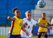 Rihanna Quiñónez de Ecuador jugando ante Uruguay.