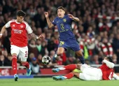 Gabriel y Piero Hincapié del Arsenal, frenan a Nahuel Molina del Atlético de Madrid.
