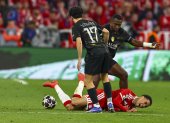 William Pacho (de pie a la derecha) en una de las acciones del cotejo en el que su equipo, el PSG, venció al Bayern Munich.