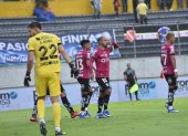 El volante Junior Sornoza (c) celebra el tanto que le dio la victoria a IDV en la final de la Copa Ecuador.