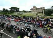 Ciclistas espera el inicio de la sexta etapa del 109º Giro de Italia.