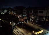 Calles del sur de Esmeraldas permanecen a oscuras durante los apagones, mientras comerciantes y familias enfrentan pérdidas y temores por la inseguridad.