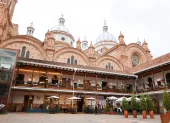 Las cúpulas azules de la Catedral de la Inmaculada Concepción son una de las postales más icónicas del Centro Histórico de Cuenca.