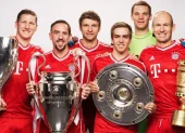 Jugadores del Bayern Múnich posando con los títulos obtenidos