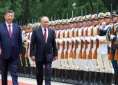 El presidente ruso Vladimir Putin y el presidente chino Xi Jinping pasan revista a la guardia de honor en el Gran Salón del Pueblo en Pekín, China, este miércoles.