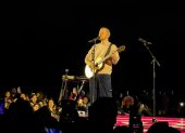 El cantante británico se presentó por primera vez en Quito, en un emotivo concierto que llenó el Estadio Olímpico Atahualpa.