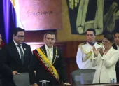 El presidente Daniel Noboa, tras dar el informe a Ecuador, es aplaudido por la vicepresidenta María José Pinto.