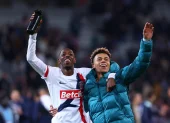 Ousmane Dembele y Désiré Doué festejan tras un partido del PSG.