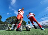 En la Escuela Refinería (i) coincidentemente los uniformes son blanco y rojo, como el Arsenal de Hincapié.