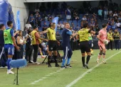 El DT argentino Cristian Nasuti gesticula desde el banquillo de suplentes en el partido que Emelec se impuso 1-0 a la Universidad Católica.