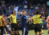 El DT argentino Cristian Nasuti gesticula desde el banquillo de suplentes en el partido que Emelec se impuso 1-0 a la Universidad Católica.
