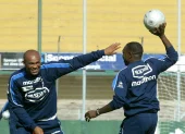 Raúl Guerrón bromeado con Walter Ayovi en la Tri del 2002.