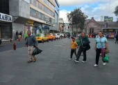 Traslados. Las personas caminaron largas distancias ante la medida.