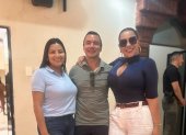De izquierda a derecha, Yuri Colorado, el presidente Daniel Noboa y Roberta Zambrano durante un encuentro político en Esmeraldas.
