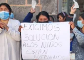 Personas protestan para pedir soluciones a los bloqueos de carreteras que exigen la renuncia del presidente Rodrigo Paz.