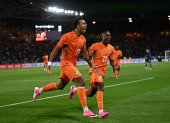 Guéla Doué (17)hizo un gol festeja con Diomande (11) la victoria de Costa de Marfil.