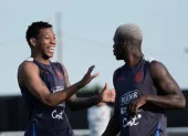 Gonzalo Plata y Moisés Caicedo bromeando en el entrenamiento de Ecuador.