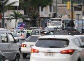 Realidad. Desde las 17:00, la avenida registra una alta afluencia vehicular; sin embargo, el congestionamiento es evidente, principalmente por la circulación de buses y vehículos particulares.
============01 Título especiales bold negro 85pts (36536681)============
C