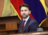 La salida de Niels Olsen ocurre tras ser anunciado por ADN como precandidato a la Prefectura del Guayas.