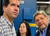 Viaje. En mayo de 2024, el ministro Roberto Luque viajó por invitación de Karla Saud a las instalaciones de Progen y se reunió con el CEO de Progen, John Manning.