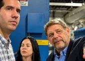 Viaje. En mayo de 2024, el ministro Roberto Luque viajó por invitación de Karla Saud a las instalaciones de Progen y se reunió con el CEO de Progen, John Manning.
