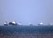 Embarcaciones cruzando el estrecho de Ormuz.