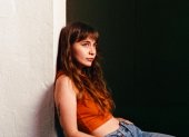 La artista anteriormente publicó el álbum Agua Dulce y el EP en vivo Desde El Helipuerto, El Rotor.