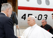 El rey Felipe VI cedió su avión para que trasladen al papa a Roma.