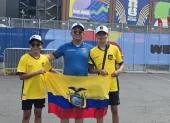 Ecuatorianos en el Lincoln Financial Field de Filadelfia: Franklin Benavides junto a sus hijos, Franklin José y Josué Derian.
