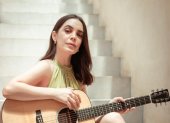 Ceci Juno es una cantautora, compositora, musicoterapeuta, y docente guayaquileña, conocida en la escena independiente. Actualmente está radicada en México.