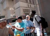 Jordy Caicedo y los hinchas de la Tricolor que lo recibieron a su regreso a Columbus.
