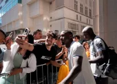 John Yeboah Zamora y Moisés Caicedo con los hinchas en Columbus.
