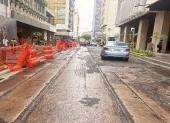 Obras en el centro de Guayaquil dejan al descubierto rieles históricos.