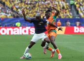 Enner Valencia disputa un balón con un rival de Costa de Marfil.